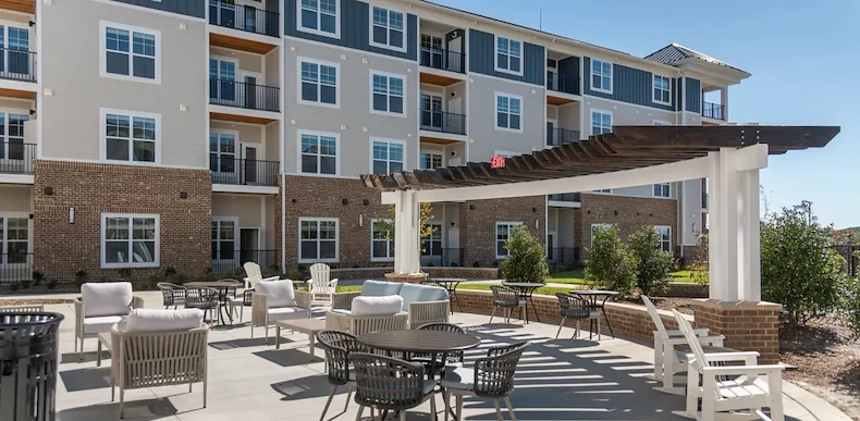 Acclaim at The Hill, senior living community offering active adult and independent living in Fredericksburg, VA, outdoor community seating area