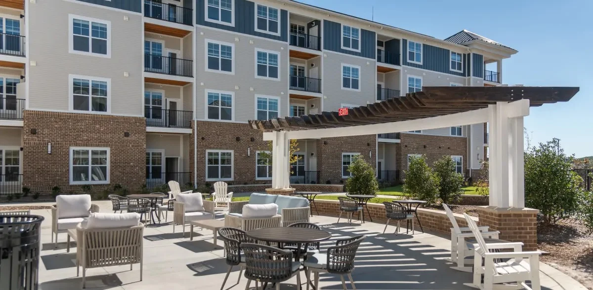 Acclaim at The Hill, senior living community offering active adult and independent living in Fredericksburg, VA, outdoor community seating area