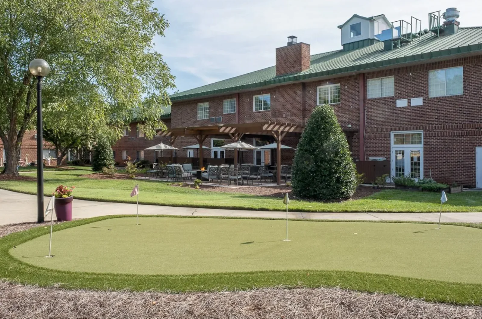 Bartlett Reserve independent living in Durham, NC, outdoor space and putting green
