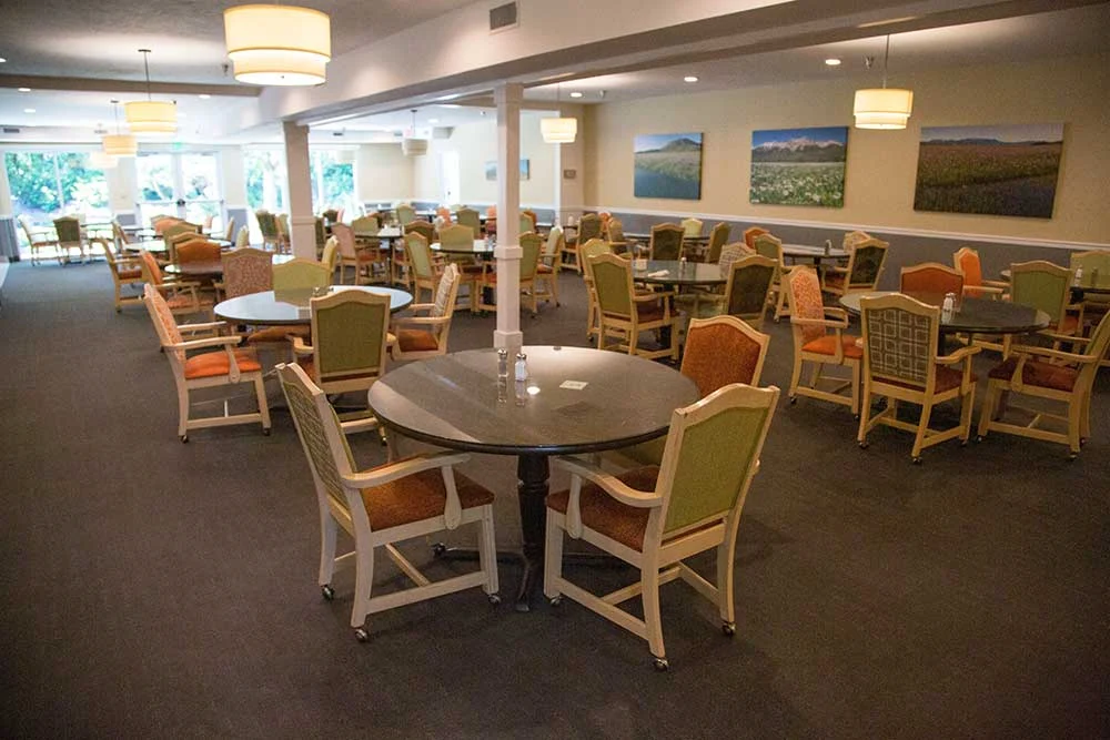 Heatherwood Senior Living dining room