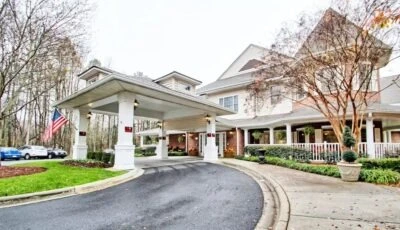 Avamere at Hermiston senior living community offering assisted living and respite care in Hermiston, OR, front exterior with covered drive-through entrance