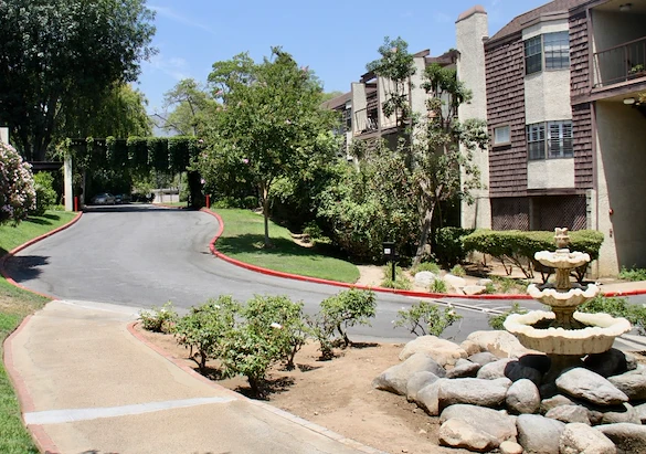 The Oaks of Pasadena driveway
