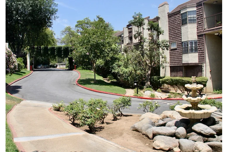 The Oaks of Pasadena driveway
