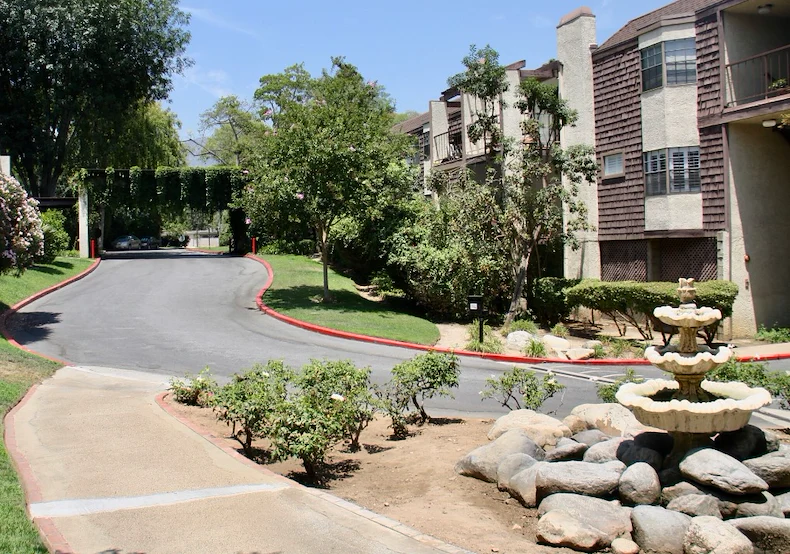 The Oaks of Pasadena driveway