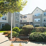 Avamere at St. Helens senior living community offering independent living, assisted living, memory care, and respite care in St. Helens, OR, outdoor space and walking path