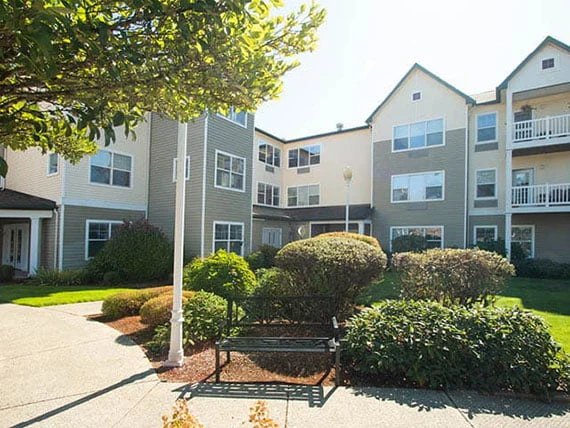 Avamere at St. Helens senior living community offering independent living, assisted living, memory care, and respite care in St. Helens, OR, outdoor space and walking path