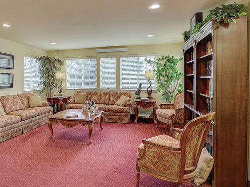 Image of Holiday Golden Oaks (4)