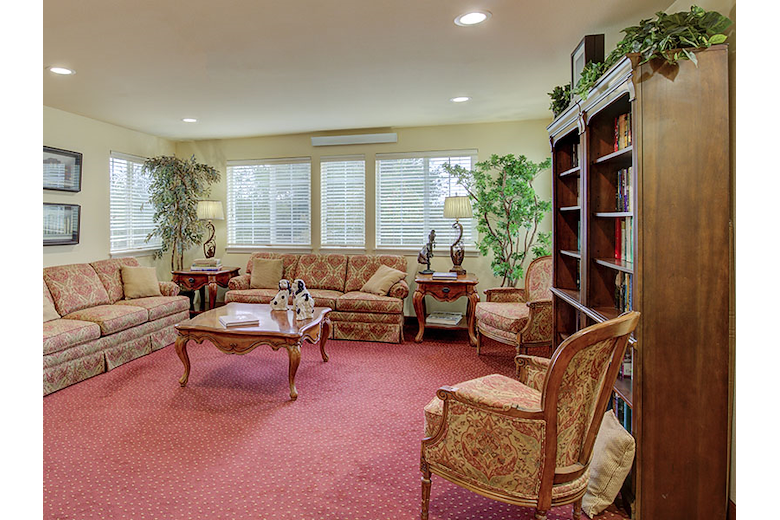 Image of Holiday Golden Oaks (4)