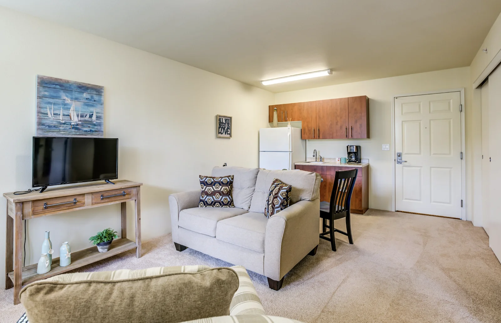 Salishan Gracious Retirement Living Hawthorn Senior Independent Living in Spring Hill, Florida apartment living room and kitchenette