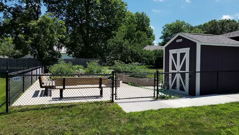 United Manor independent senior living in DeWitt, Iowa outdoor garden and seating area