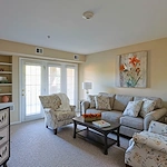 The Commons Corewell Health - Oak Terrace Dearborn Living Room