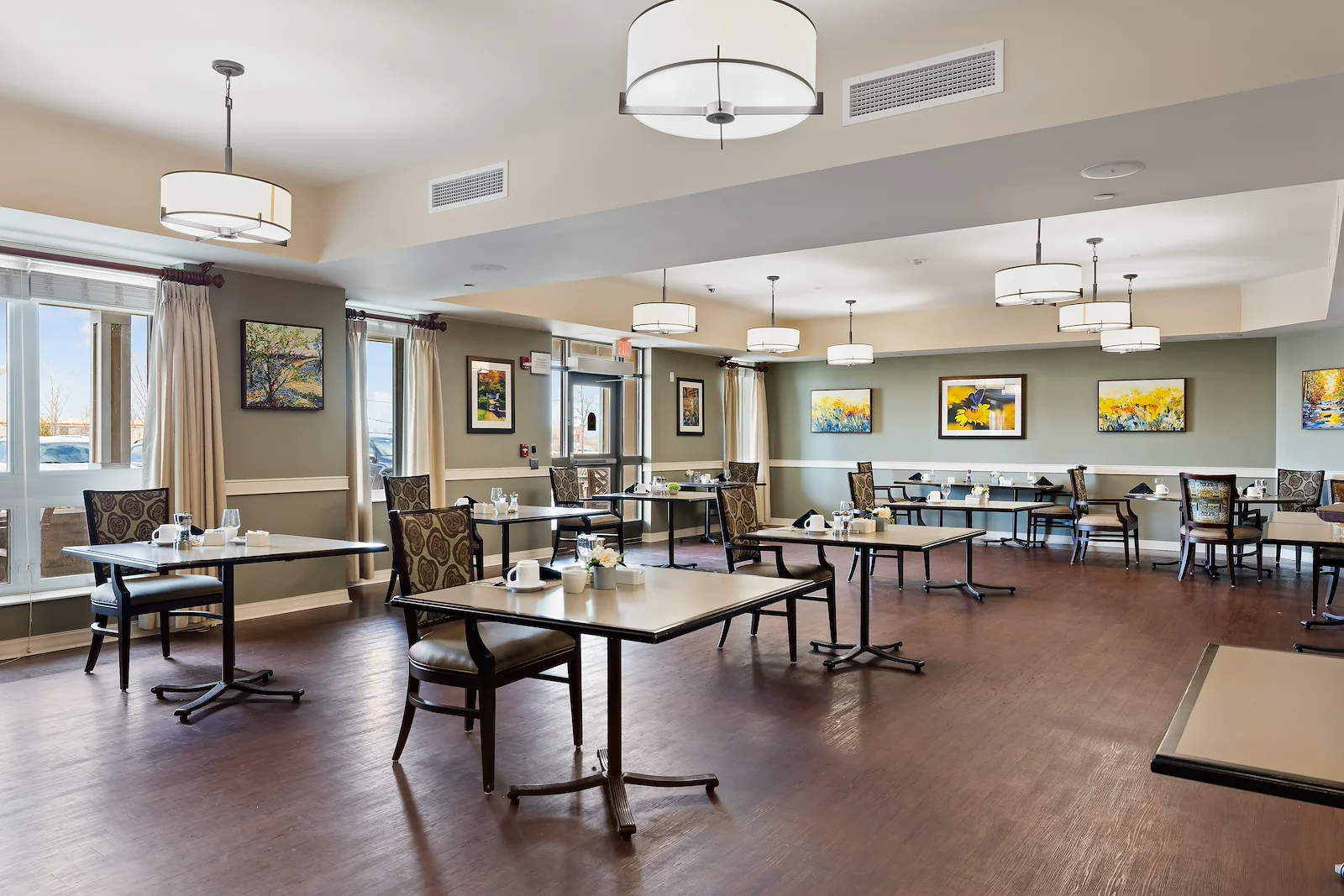 Alto Grayslake, senior living community offering assisted living, memory care, and respite care in Grayslake, IL, dining room