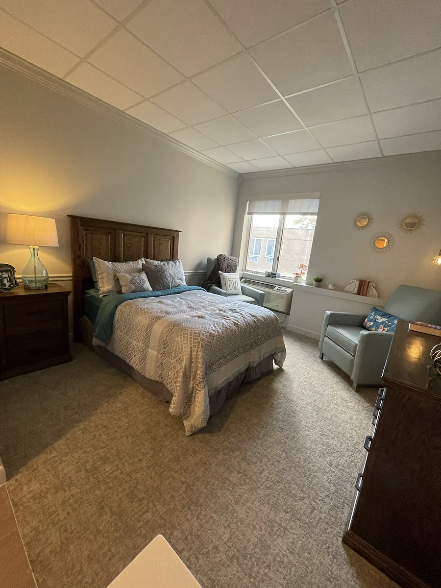 Allendale Senior Living, senior living community offering assisted living, memory care, and respite care in Allendale, NJ, apartment bedroom