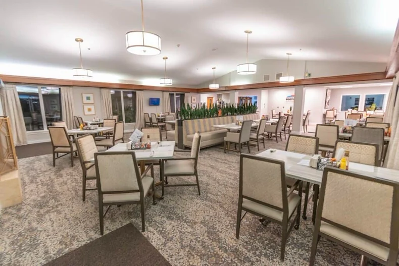 Avamere at Newberg senior living community offering assisted living, memory care, and respite care in Newberg, OR, dining room