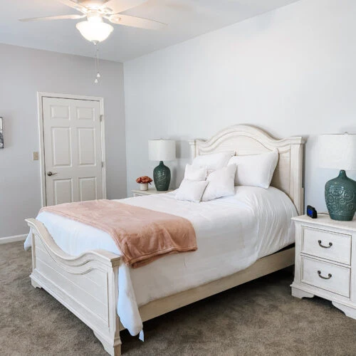 The Knolls Of Oxford apartment bedroom