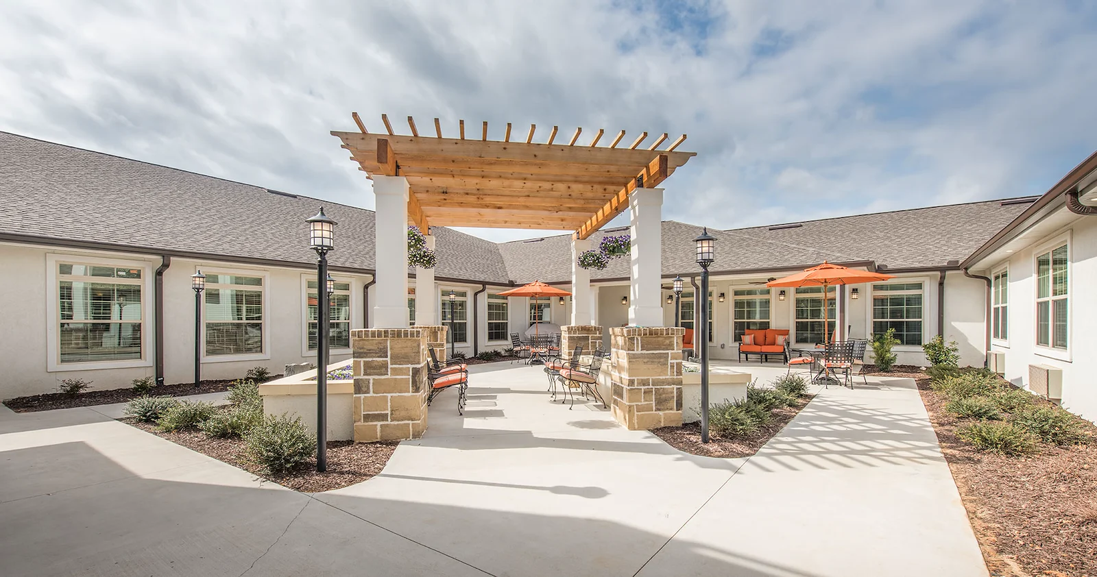 Barclay House of Aiken, senior living community offering assisted living and memory care in Aiken, SC, exterior with variety of seating