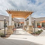 Barclay House of Aiken, senior living community offering assisted living and memory care in Aiken, SC, exterior with variety of seating