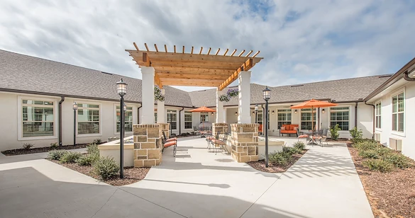 Barclay House of Aiken, senior living community offering assisted living and memory care in Aiken, SC, exterior with variety of seating