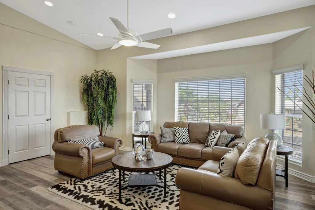 Image of Valencia at 19th Pl. #2 (3)