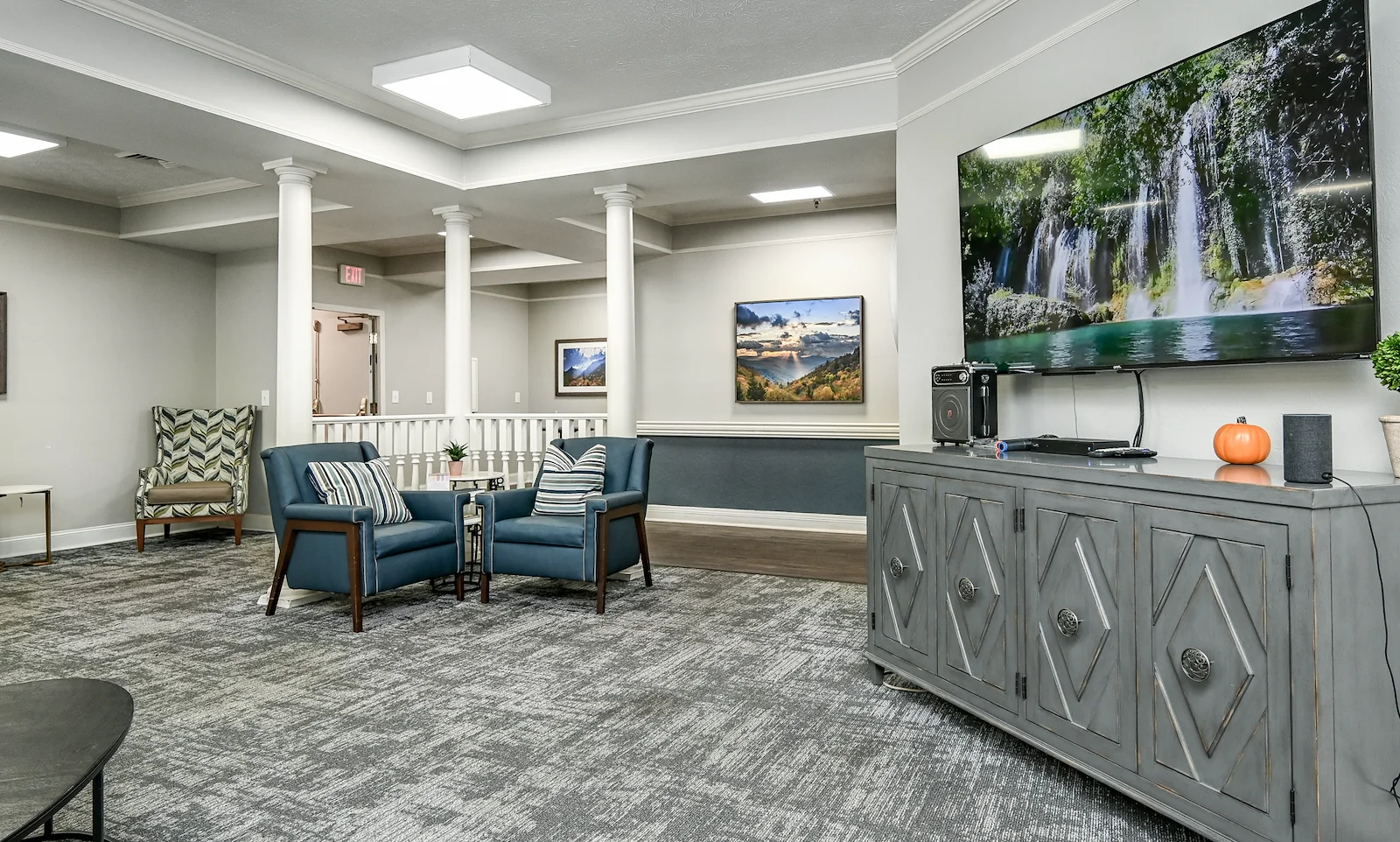 Charter Senior Living of Cleveland common sitting area