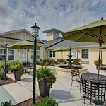 Barclay House of Augusta, senior living community offering assisted living and memory care in Augusta, GA, outdoor space with tables