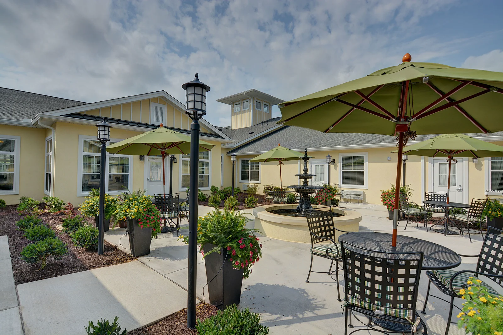 Barclay House of Augusta, senior living community offering assisted living and memory care in Augusta, GA, outdoor space with tables
