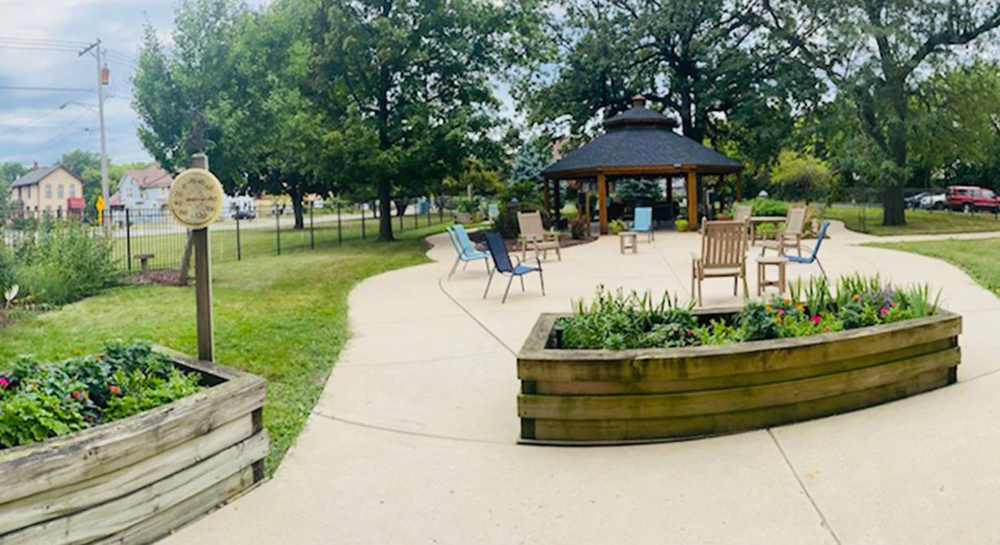 Prime Healthcare Senior Living – Fox Knoll Village in Aurora, IL, outdoor sitting area