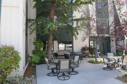 Image of Lakeside Manor (3)