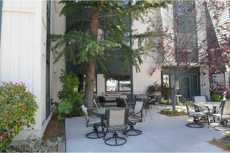 Image of Lakeside Manor (3)