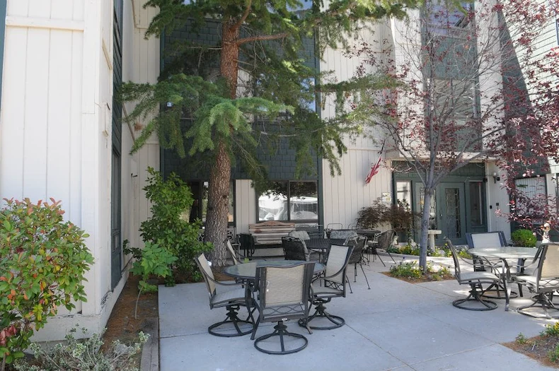 Image of Lakeside Manor (3)