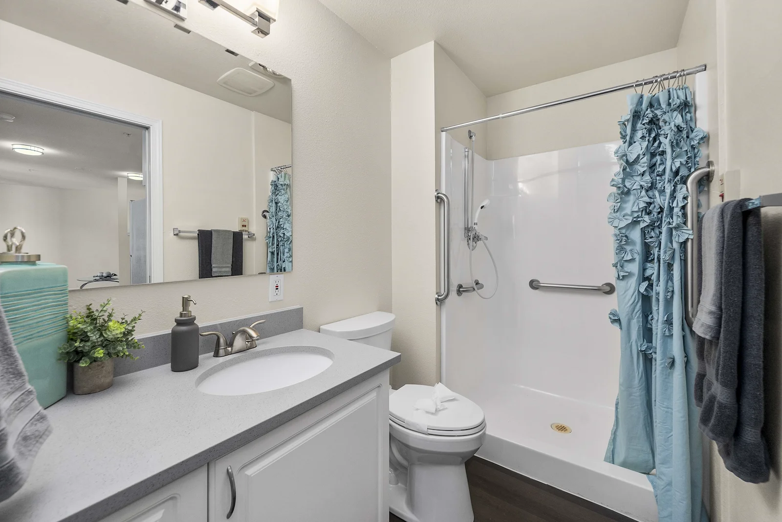 Chateau Pacific Lynnwood, WA, apartment bathroom