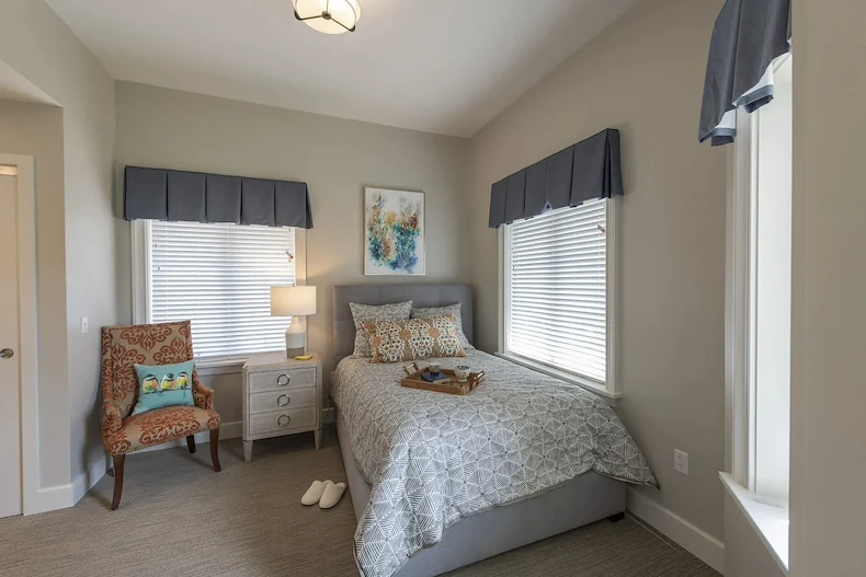 Alto Evergreen Walk, senior living community offering assisted living, memory care, and respite care in South Windsor, CT, apartment bedroom