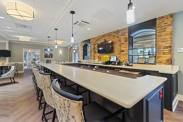 Brightmore of South Charlotte senior living community offering independent living, assisted living, and memory care in Charlotte, NC, bar area with countertop and barstool seating