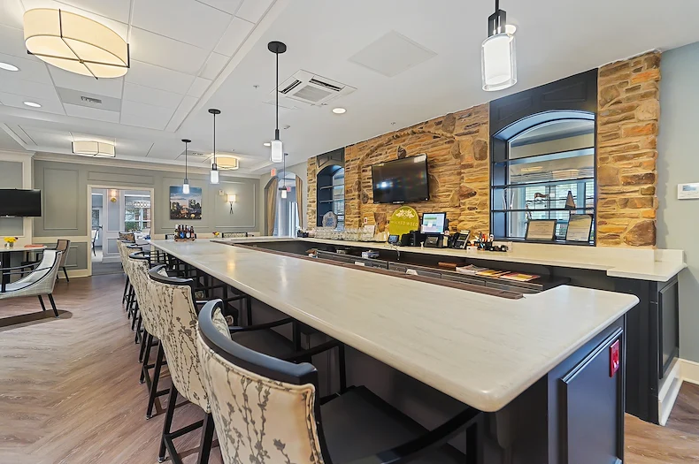 Brightmore of South Charlotte senior living community offering independent living, assisted living, and memory care in Charlotte, NC, bar area with countertop and barstool seating