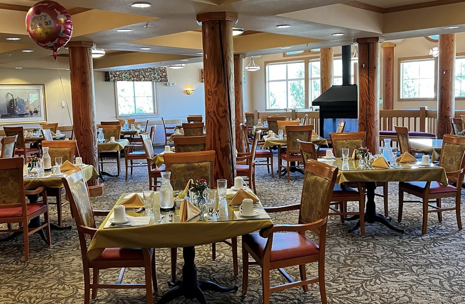 Vineyard Park of Sumner Independent and Assisted Living dining room