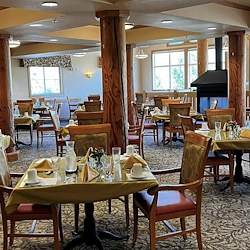 Vineyard Park of Sumner Independent and Assisted Living dining room