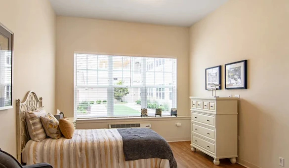 Emerald Place Senior Memory Care in Glenview, IL bedroom