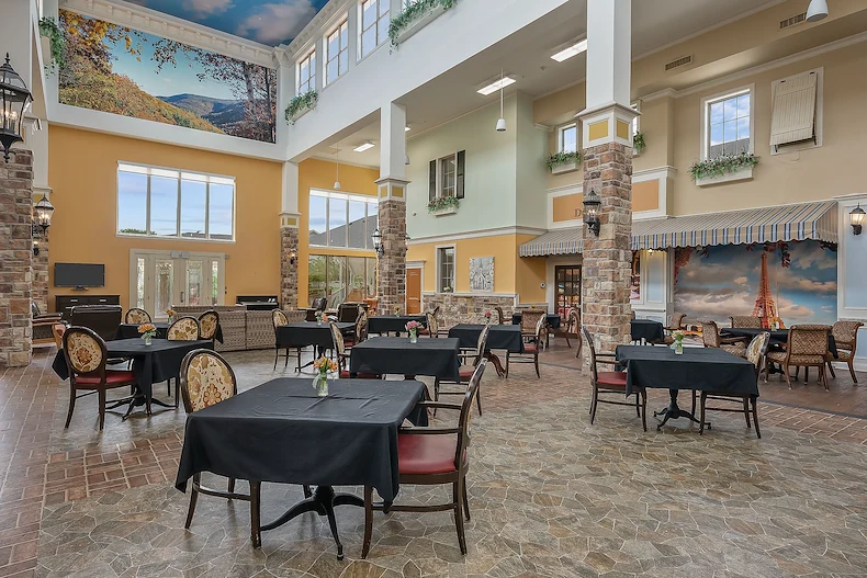 The Chateaus at Montclair Senior Memory Care in Shreveport, LA dining room