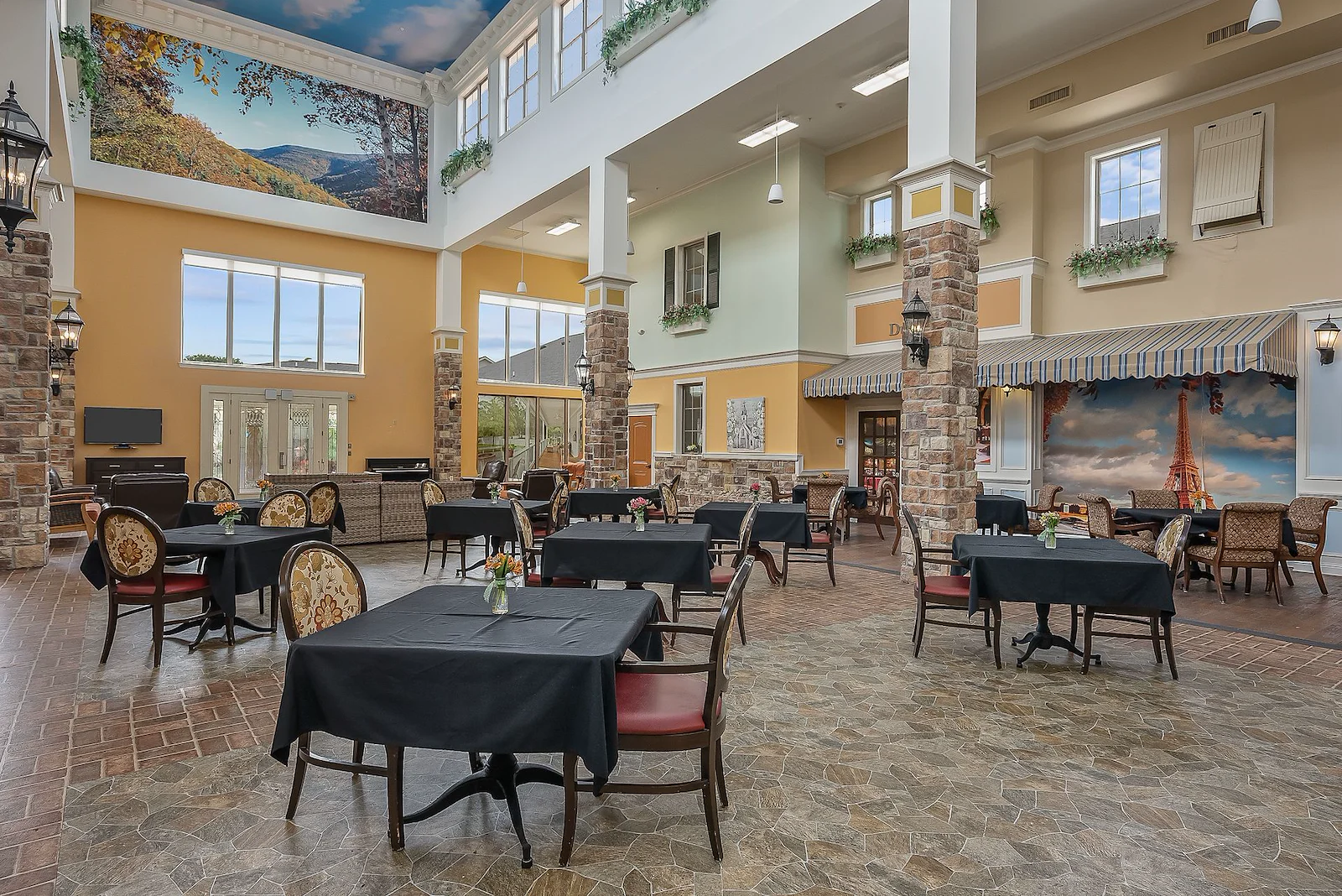 The Chateaus at Montclair Senior Memory Care in Shreveport, LA dining room