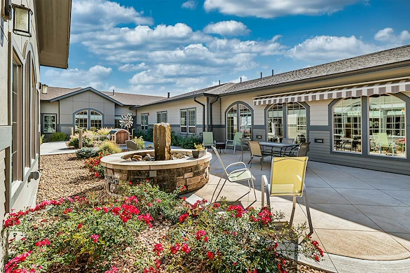 Aspens at Fort Collins Senior Living, senior living community offering assisted living, memory care, and respite care in Fort Collins, CO, outdoor seating area