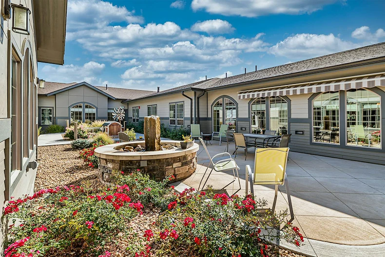 Aspens at Fort Collins Senior Living, senior living community offering assisted living, memory care, and respite care in Fort Collins, CO, outdoor seating area