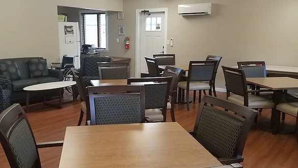 United Manor independent senior living in DeWitt, Iowa dining room