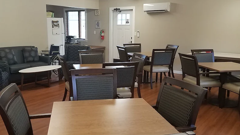 United Manor independent senior living in DeWitt, Iowa dining room