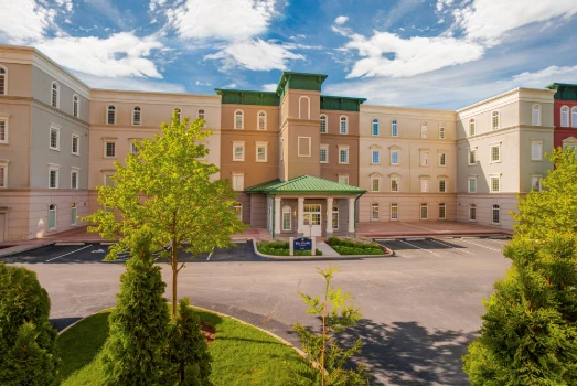 The Bluffs of the Kenwood - Active Adult