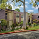 The Oaks of Pasadena independent living building exterior