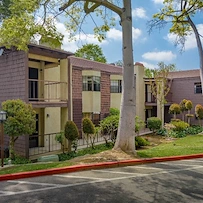 The Oaks of Pasadena independent living building exterior