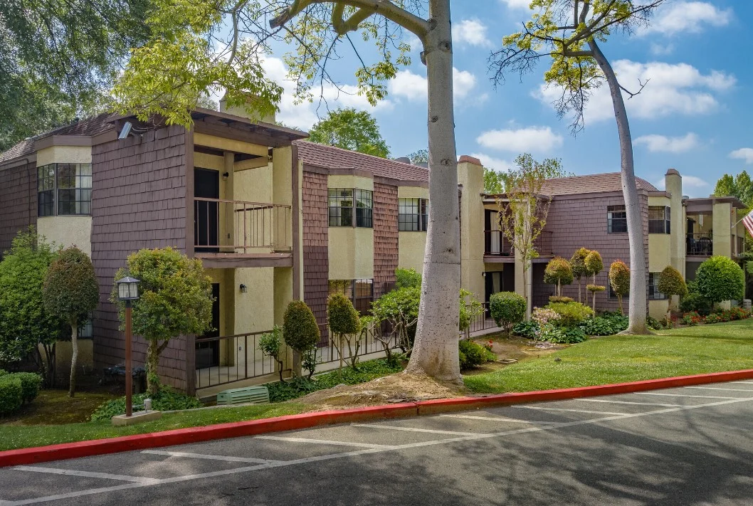 The Oaks of Pasadena independent living building exterior