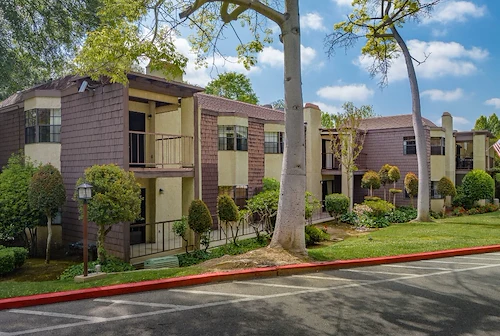 The Oaks of Pasadena independent living building exterior