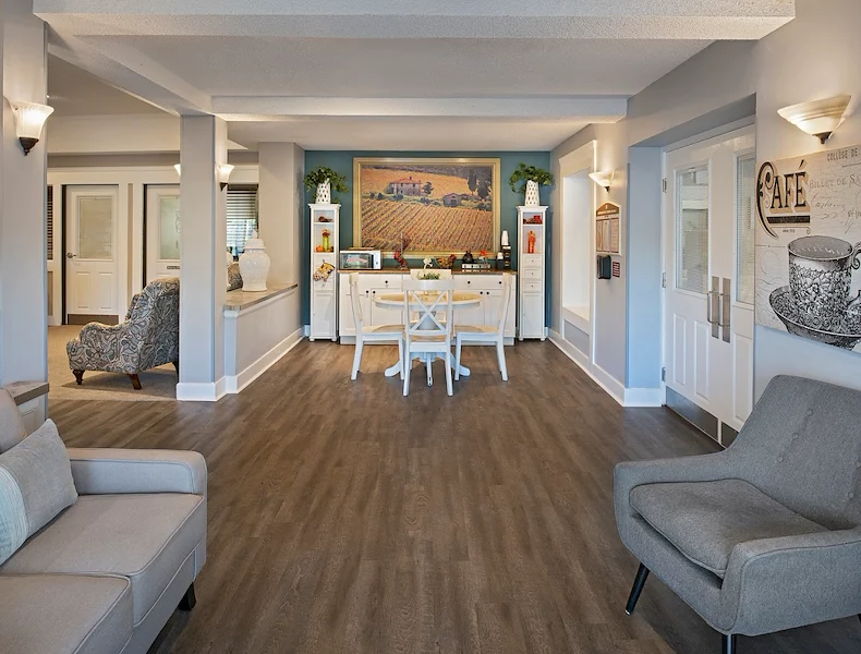 American House Farmington Hills, senior living community offering independent living, assisted living, memory care, and respite care in Farmington Hills, MI, informal refreshment area with seating