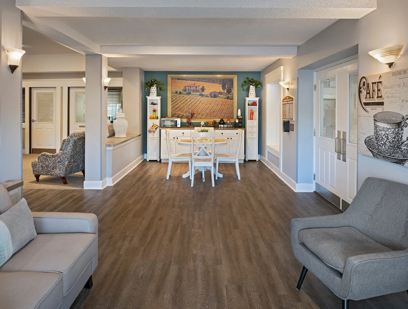 American House Farmington Hills, senior living community offering independent living, assisted living, memory care, and respite care in Farmington Hills, MI, informal refreshment area with seating